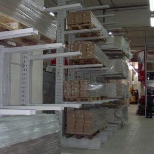 Longitudinal shelves in a construction depot