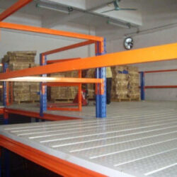 Non-slip floor for a warehouse mezzanine