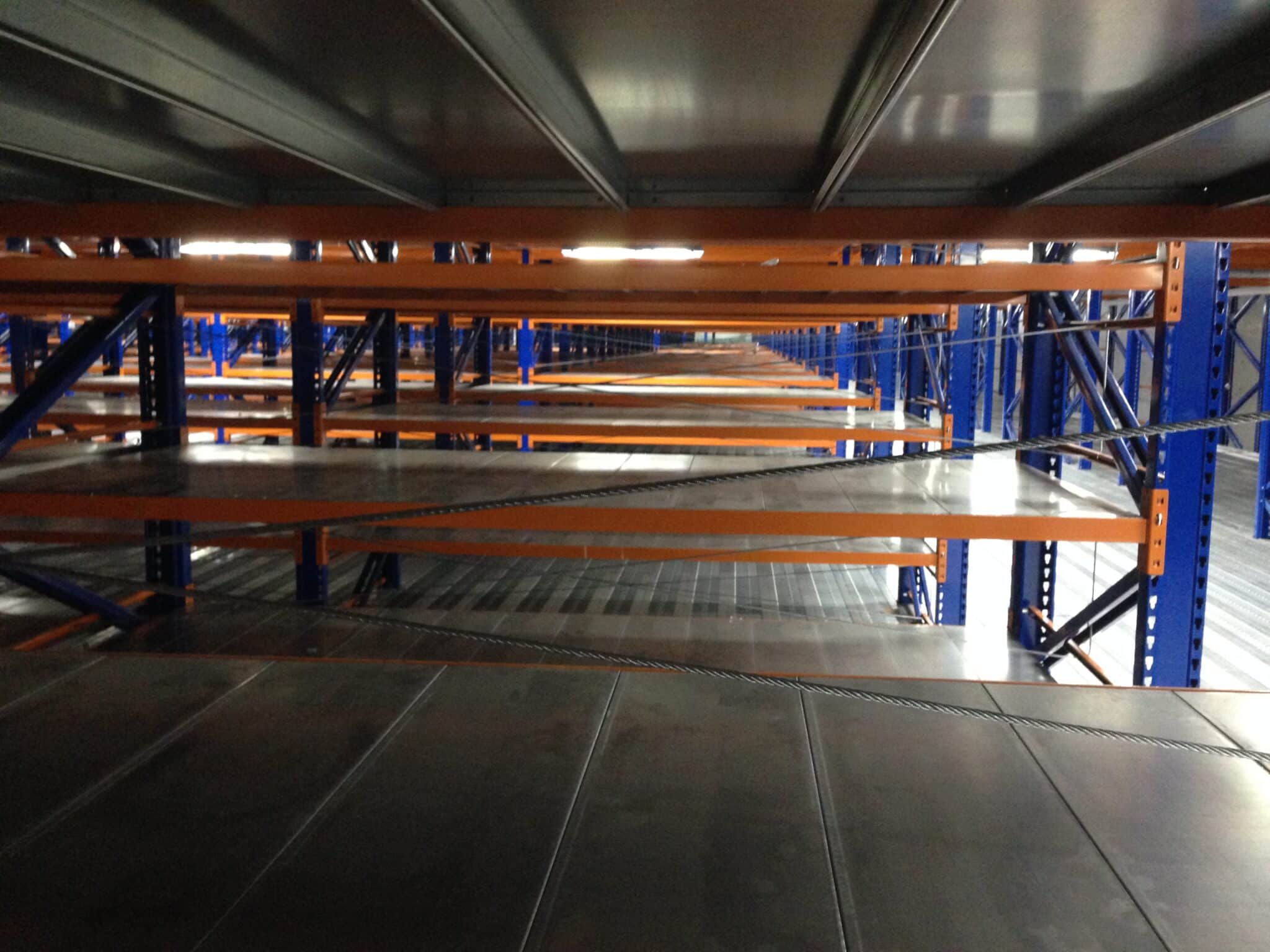 Smooth shelves for a pallet rack